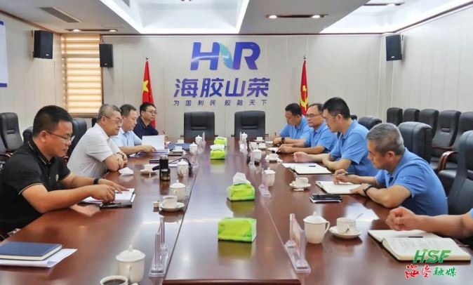 艾軼倫在海南橡膠山榮分公司座談。 艾軼倫在海南橡膠山榮分公司座談。